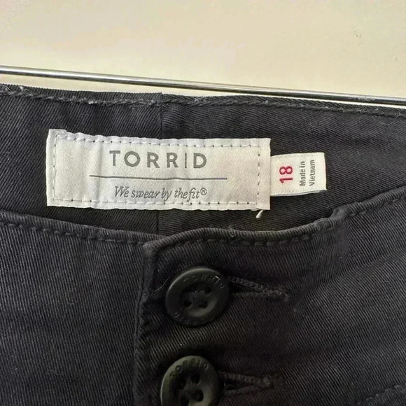 NWOT Torrid Black Capris in Size 18 - Picture 3 of 4
